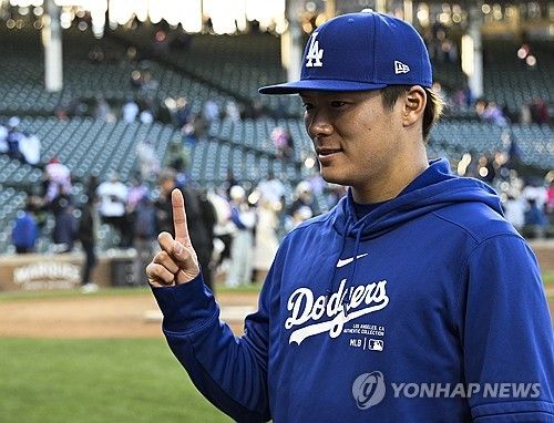 빅리그 데뷔승을 따낸 뒤 손가락 1개를 펴든 야마모토 
