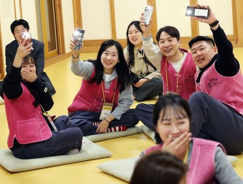 게임하는 템플스테이 참가 남녀