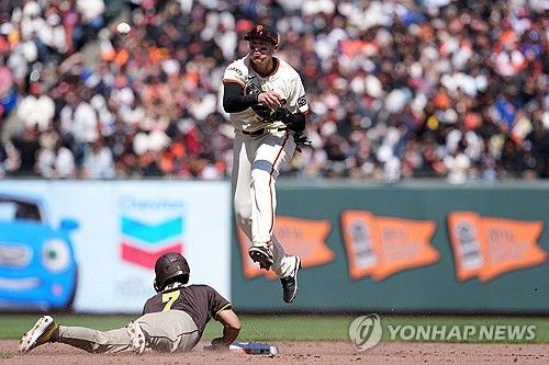 병살을 피하기 위해 슬라이딩하는 김하성(왼쪽)