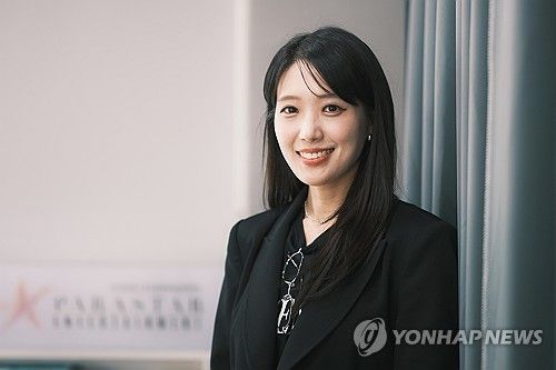 포즈 취하는 차해리 파라스타엔터테인먼트 대표