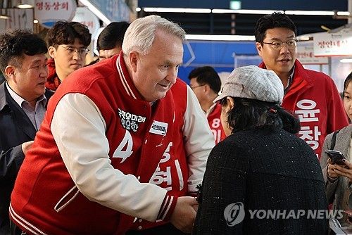 시장 상인과 인사하는 인요한 위원장