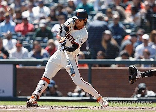홈구장에서 데뷔 첫 안타를 터트린 이정후