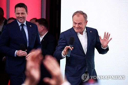 (바르샤바 로이터=연합뉴스) 7일(현지시간) 폴란드 바르샤바에서 도날트 투스크 폴란드 총리가 지방선거 출구조사 결과 발표 뒤 모습을 보이고 있다. 2024.4.7 