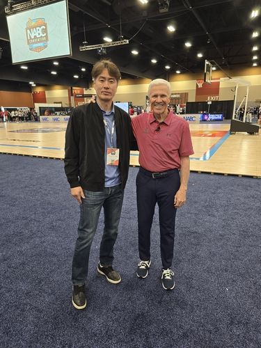 커리를 지도한 맥킬롭 감독(오른쪽)과 함께 포즈를 취한 김성철 전 코치. 