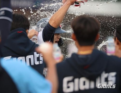 동료들로부터 물벼락을 맞는 이주찬