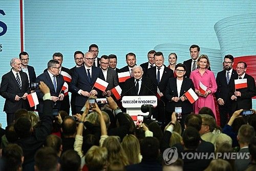 환호하는 법과정의당 선거캠프 