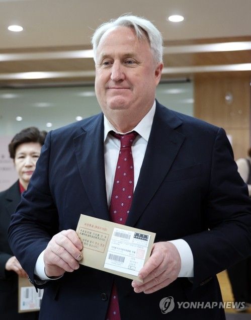 소중한 한표 행사하는 인요한 선거대책위원장