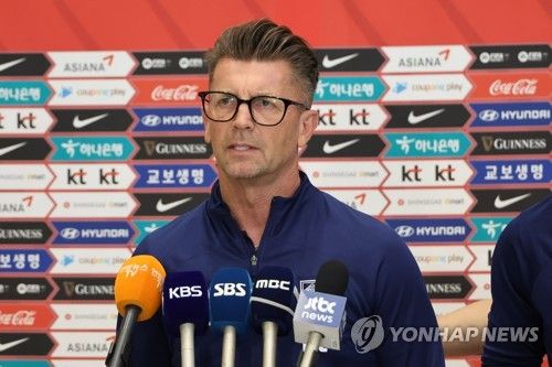 취재진 질문에 답하는 벨 감독