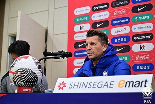 발언하는 콜린 벨 감독