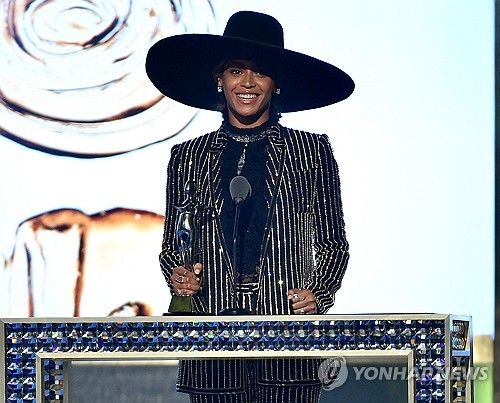 2016년 뉴욕 CFDA 패션 어워즈 무대에 오른 비욘세