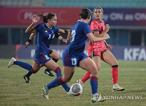 패스하는 케이시 유진 페어