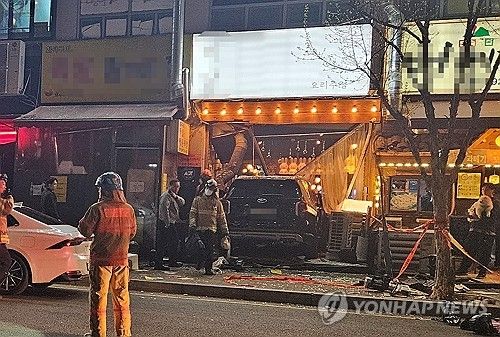 주점에 돌진한 차량