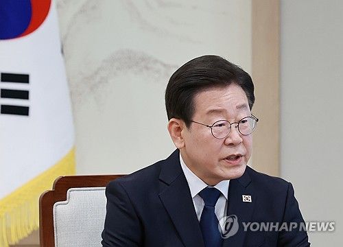 윤석열 대통령과 영수회담에서 발언하는 이재명 대표