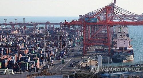 부산 남구 신선대부두에 쌓여있는 컨테이너들