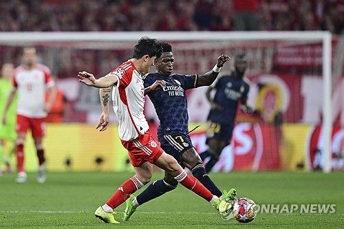 수비하는 김민재