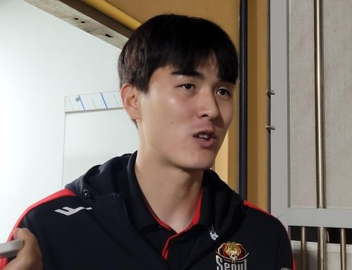 취재진과 인터뷰하는 백종범