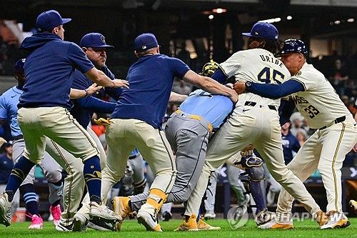 벤치 클리어링에서 주먹 다툼을 벌인 선수들을 뜯어말리는 밀워키와 탬파베이 선수들 
