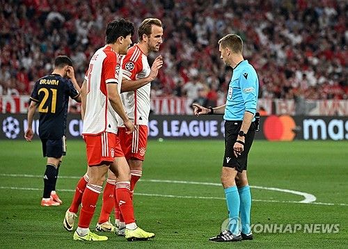 페널티킥 선언한 주심