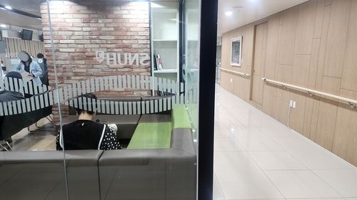 서울대병원에서 진료대기하는 환자들