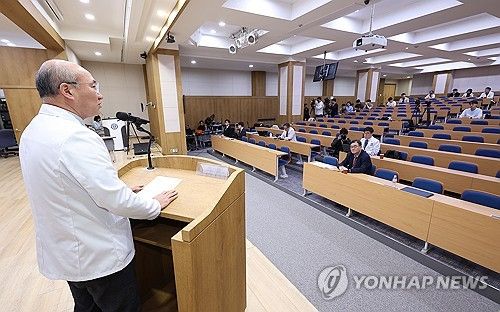 인사말 하는 고영국 연세대 의대 교수평의회 부의장