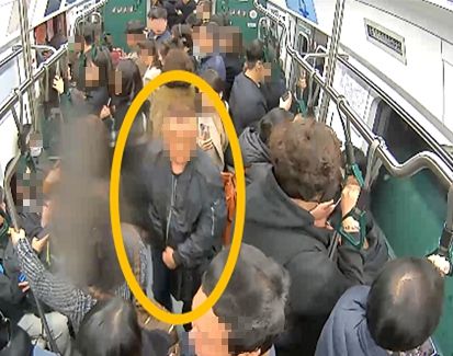 지난 3월 13일 오후 6시 26분께 소매치기 후 이동 중인 50대 남성 B씨의 모습 [서울경찰청 제공. 재판매 및 DB 금지]