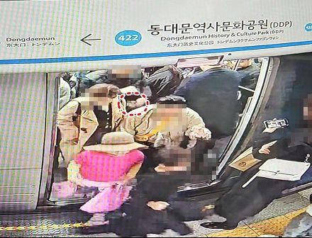 지난 3월 26일 오후 5시 17분께 서울 지하철 4호선 동대문역사문화공원역에서 하차하는 승객 가방에서 지갑을 빼내는 50대 남성 A씨의 모습 [서울경찰청 제공. 재판매 및 DB 금지]