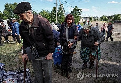 10일(현지시간) 피란길에 오른 우크라이나 하르키우 인근 주민
