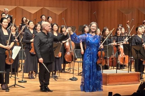 협연을 마치고 관객에게 인사하는 얍 판 츠베덴 서울시향 예술감독과 힐러리 한 