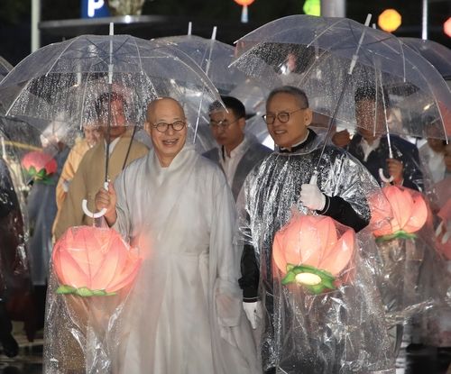 연등행렬 참가한 진우스님과 유인촌 장관