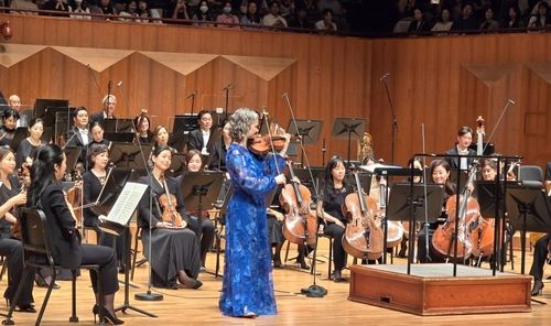 앙코르 연주 중인 힐러리 한