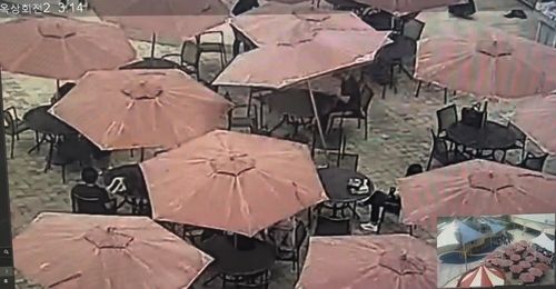 날아가는 파라솔