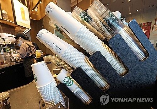 작년 9월 7일 서울의 한 프랜차이즈 카페에 포장용 일회용 컵이 쌓여 있다. [연합뉴스 자료사진]
