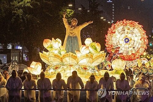 부처님 맞이하는 연등 행렬