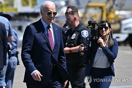 대통령 전용기로 이동하는 바이든