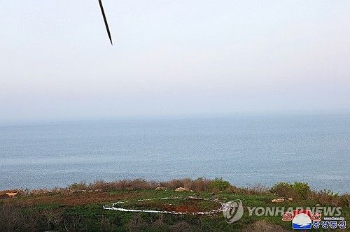 북한 김정은, 신형 240㎜ 방사포탄 시험사격 참관