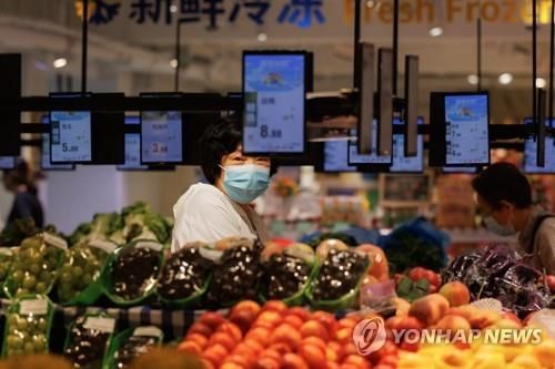 장을 보고 있는 중국 소비자