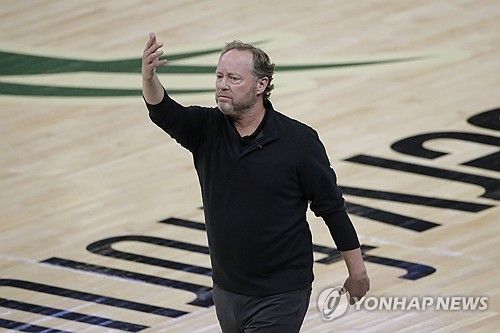 피닉스 선스의 새 감독 마이크 버든홀저