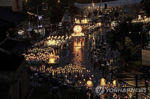 우중 연등 행렬