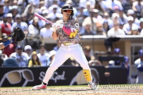 투구에 왼쪽 손등을 강타당하고 고통스러워하는 샌디에이고 김하성