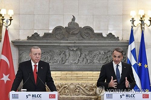 에르도안 튀르키예 대통령(좌)과 미초타키스 그리스 총리(우)