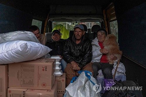 피란길에 오른 우크라이나 하르키우 주민들