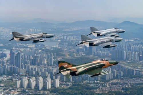 수원 상공을 비행하는 F-4E 편대