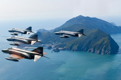 가거도 상공을 비행하는 F-4E 편대