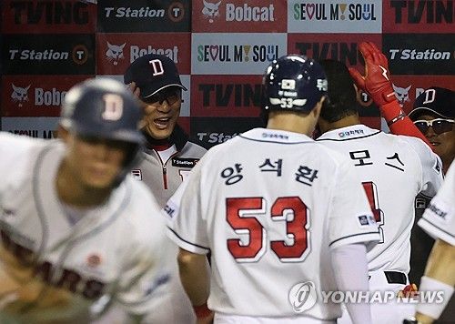 라모스 투런포에 활짝 웃는 이승엽 감독