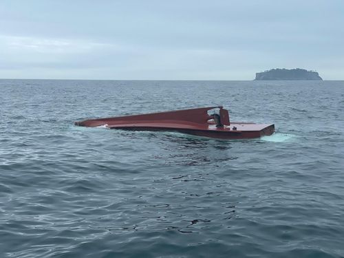 12일 오전 서귀포항 인근 해상에서 전복된 어선 A호