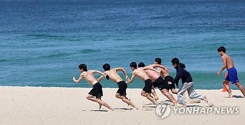 지난 10일 강원 강릉시 경포해변을 찾는 관광객들이 성큼 다가온 여름을 신나게 즐기고 있다. [촬영 유형재]