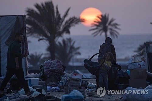 이스라엘군의 군사적 압박 속에 가자 최남단 도시 라파에서 피신할 준비를 하는 주민.