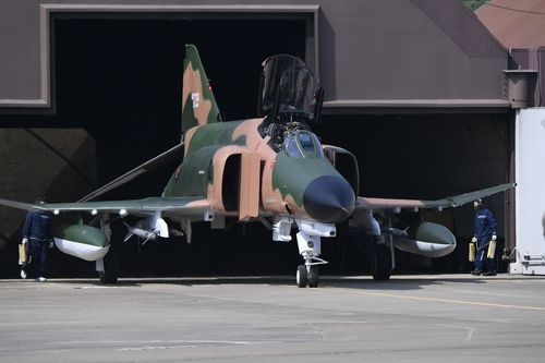 이륙을 위해 이동중인 F-4E