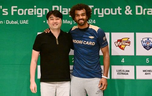 우리카드가 지명한 외국인 선수 마이클 아히(오른쪽)