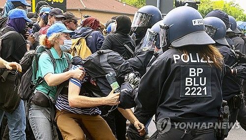 시위대와 경찰 충돌